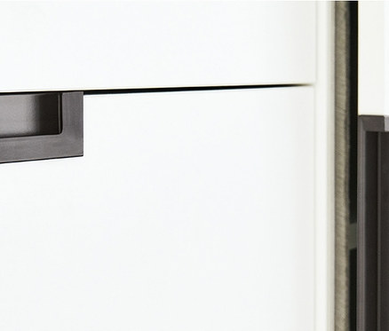 Detailansicht von weißen Möbeln mit schwarzen Griffen. Zu sehen ist ein Pinolino Kinderzimmer »Steel«, extrabreit, groß und eine Pinolino Wickelkommode »Steel«, extrabreit.