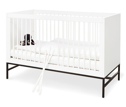 Pinolino Kinderbett »Steel« mit schwarzem Plüschtier darin.