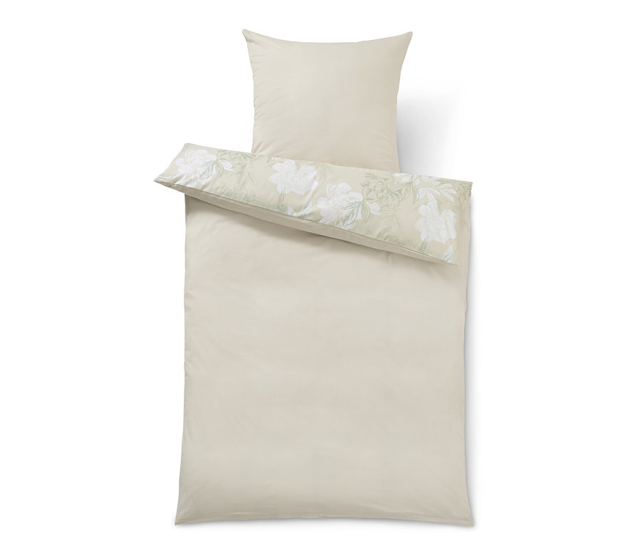 Beige Bettwäsche mit Blumenmuster und Kopfkissen. Renforcé-Bettwäsche, Übergröße und Normalgröße sind sichtbar.
