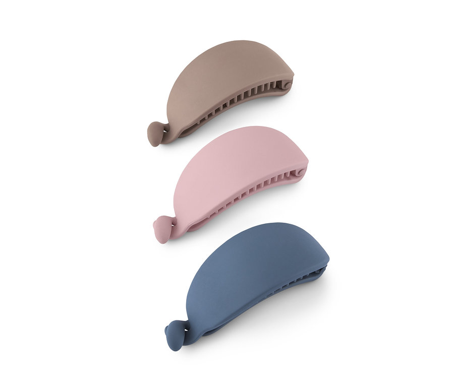Ein 3er-Set Haarspangen in Braun, Rosa und Blau auf weißem Hintergrund.