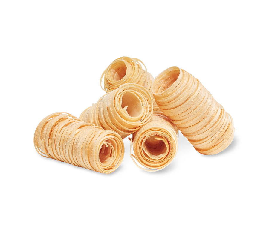 Sechs Rollen Grillkohle-Anzünder auf weißem Hintergrund.