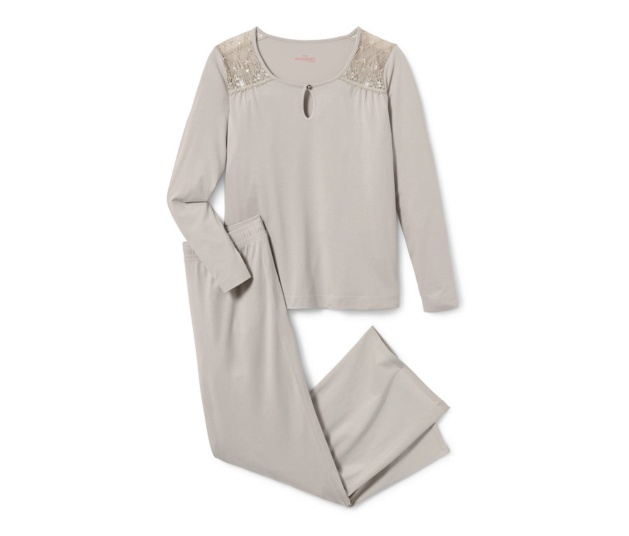 Cremefarbener Pyjama mit langärmligem Oberteil und Hose.