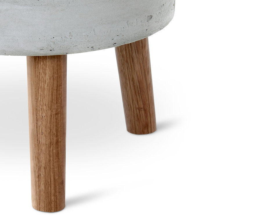 Detailaufnahme eines Pflanztopfs in Betonoptik mit Holzbeinen.