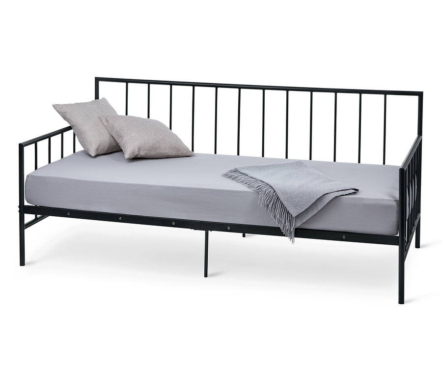 Schwarzes Daybed mit grauer Decke und zwei Kissen.
