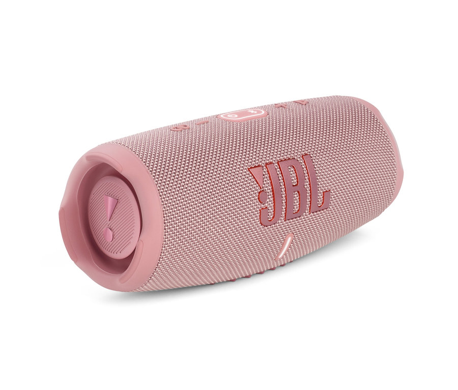 Ein pinker JBL Bluetooth®-Lautsprecher »Charge 5« liegt auf einem weißen Hintergrund.