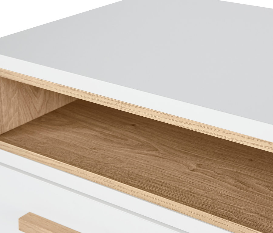 Detailansicht eines Nachttischs »Eklund« mit Schublade, mit weißer Oberseite und Schublade sowie offenem Holzfach.