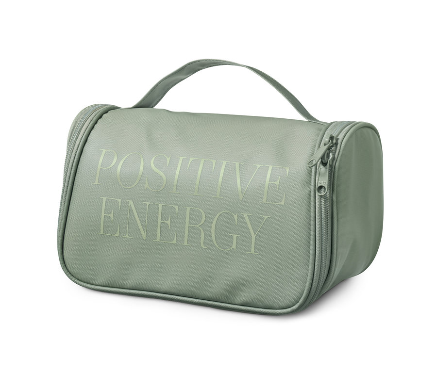 Eine grüne Kulturtasche mit der Aufschrift Positive Energy.