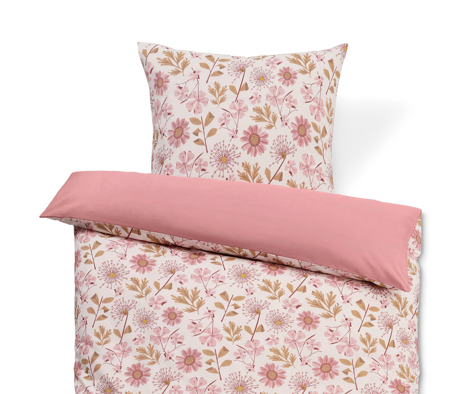 Blumige Bettwäsche mit rosafarbenem Kissenbezug.