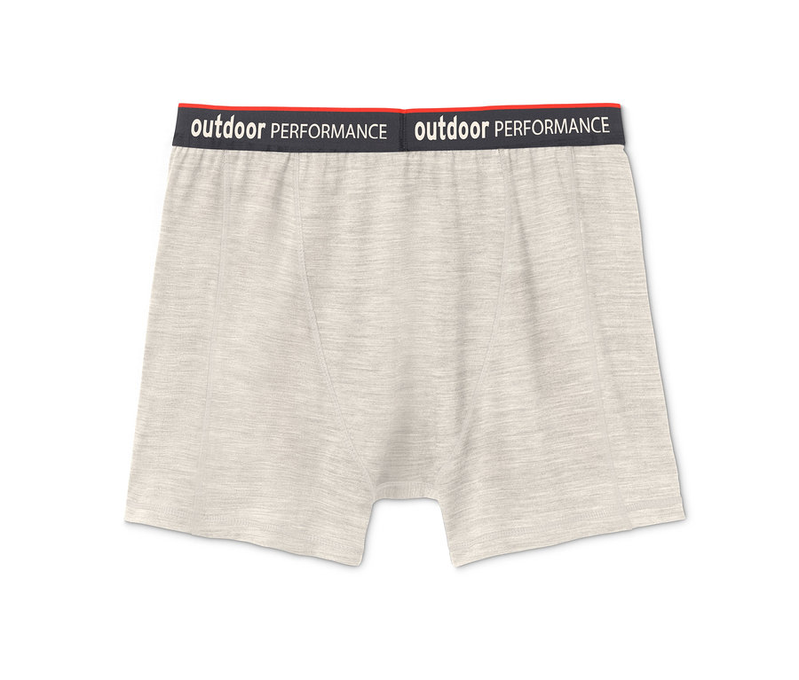 Ein Paar hellbeige Slipboxer mit schwarzem Bund mit dem Aufdruck "outdoor performance".