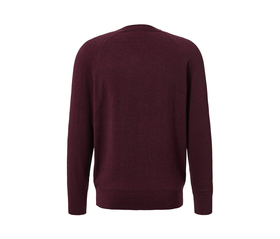 Bordeauxroter Pullover mit Rundhalsausschnitt.