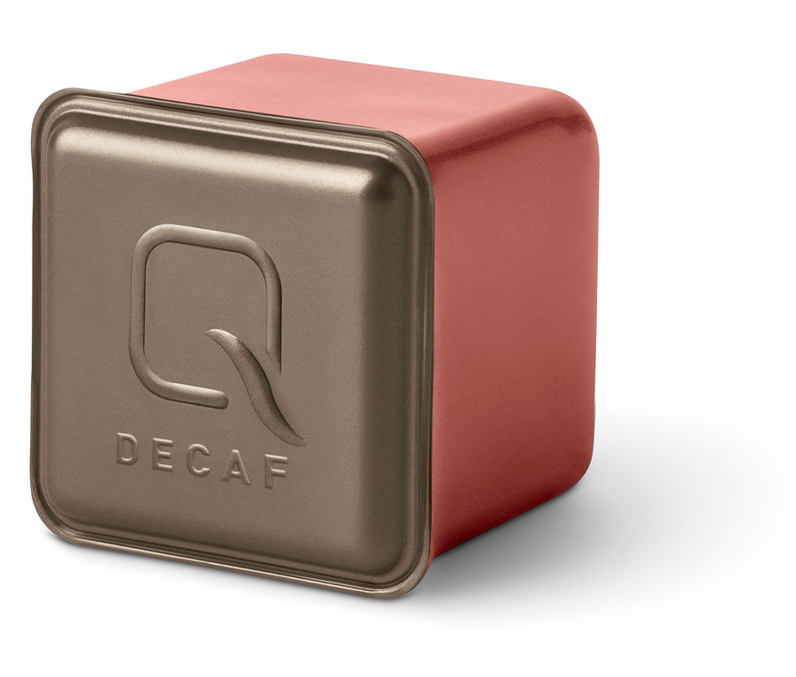 Nahaufnahme einer Qbo Caffè MENOS CAFEÍNA Kapsel mit der Aufschrift DECAF.