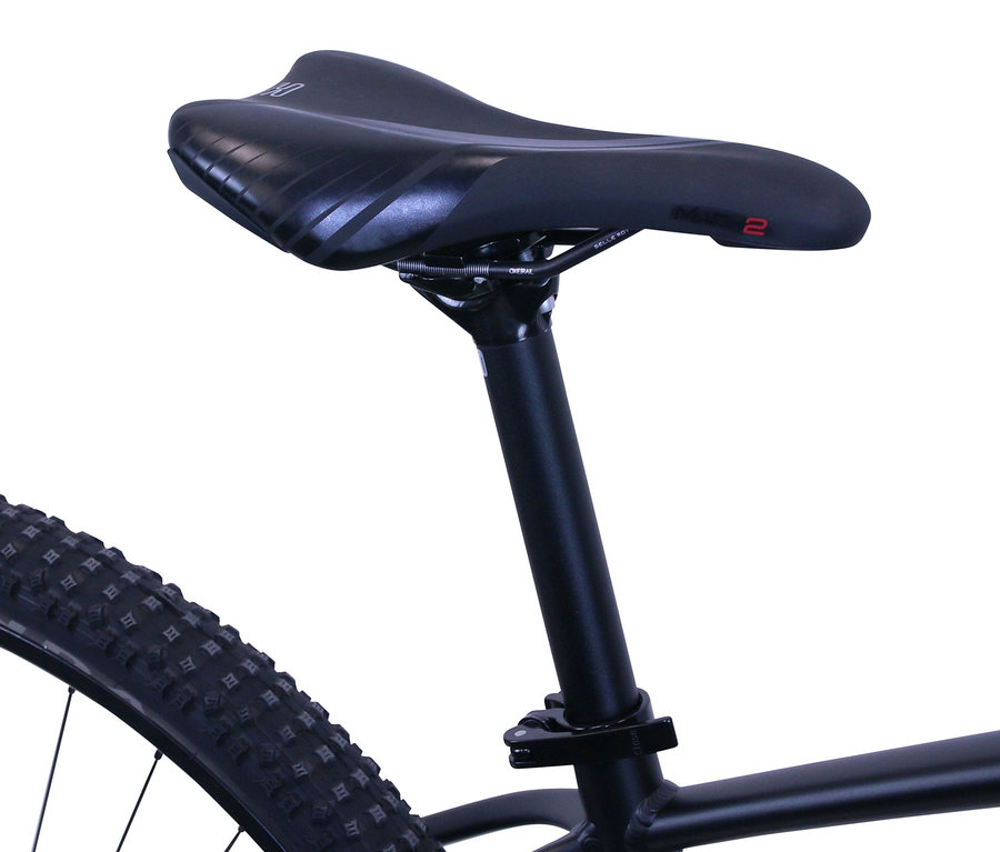 Detailaufnahme von Sattel und Hinterrad eines schwarzen HAWK Bikes Trail One Mountainbikes.