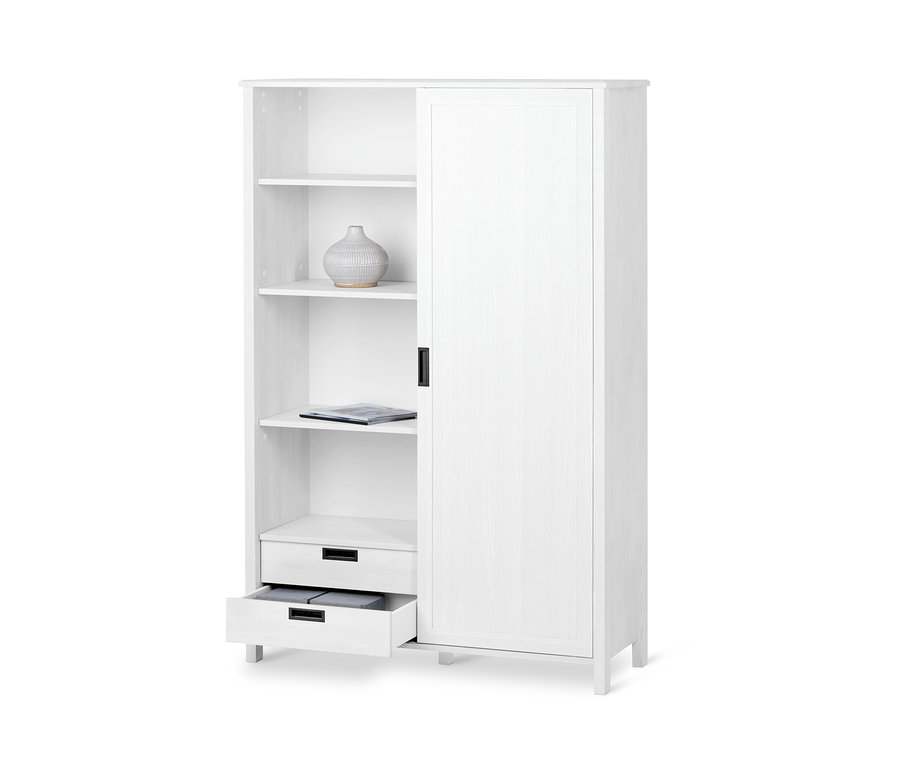 Weißes Highboard mit Schiebetür, offener Schublade und Regalen mit Vase.