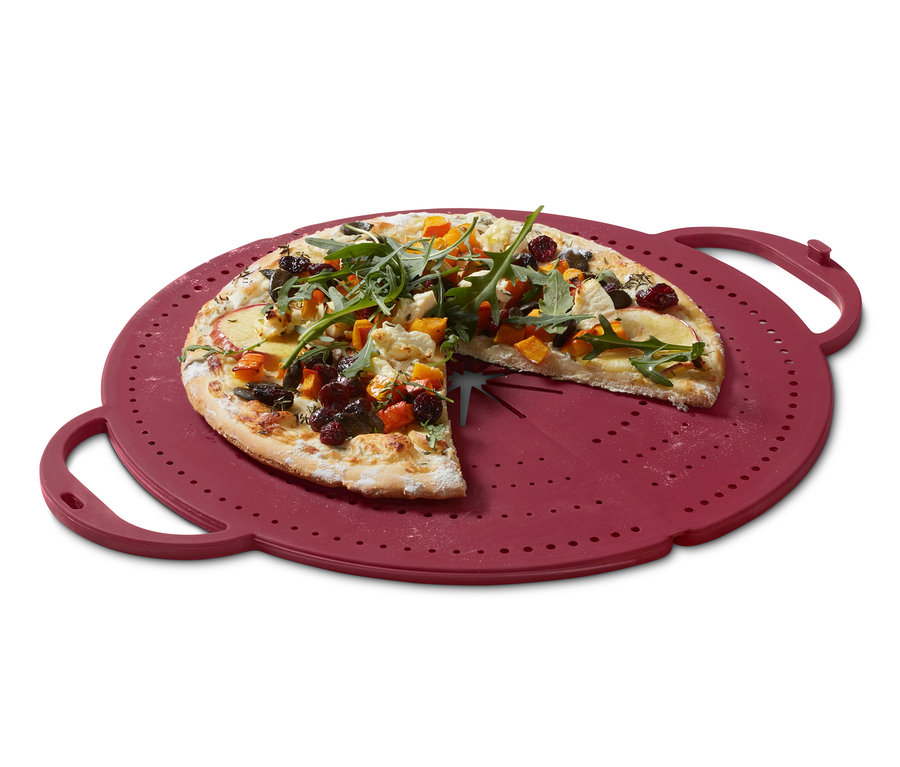 Pizza liegt auf dem roten 4-in-1-Pfannenspritzschutz.
