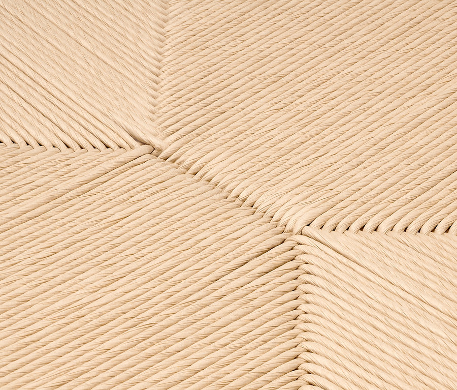 Detailaufnahme einer Sitzfläche eines Esszimmerstuhls aus Eichenholz.