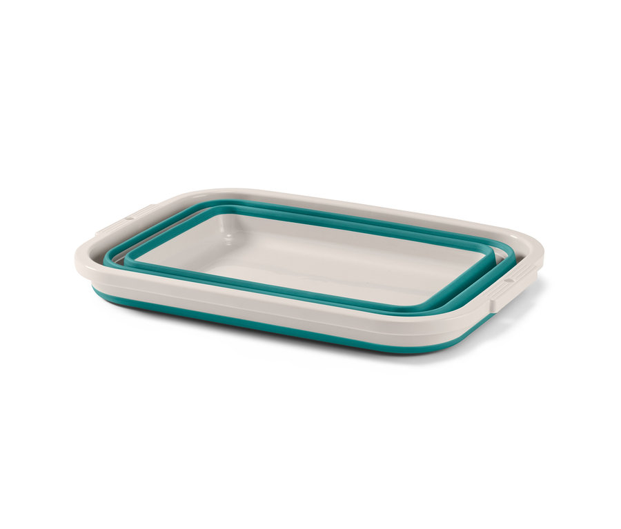 Ein faltbarer Wäsche-und-Spülkorb in Weiß und Türkis.