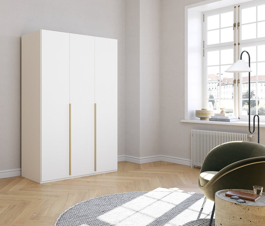 Innenaufnahme eines Raumes mit einem dreitürigen, weißen Drehtürenschrank »Skat Glamour«.