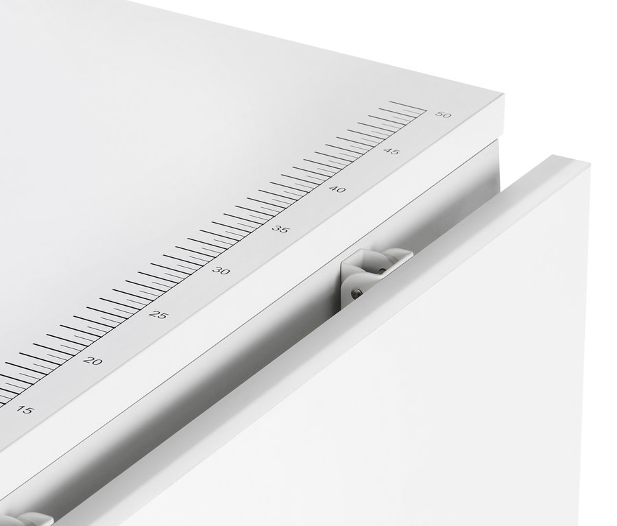 Detailansicht eines Multifunktionstisches mit erweiterbarer Tischplatte und Messskala.