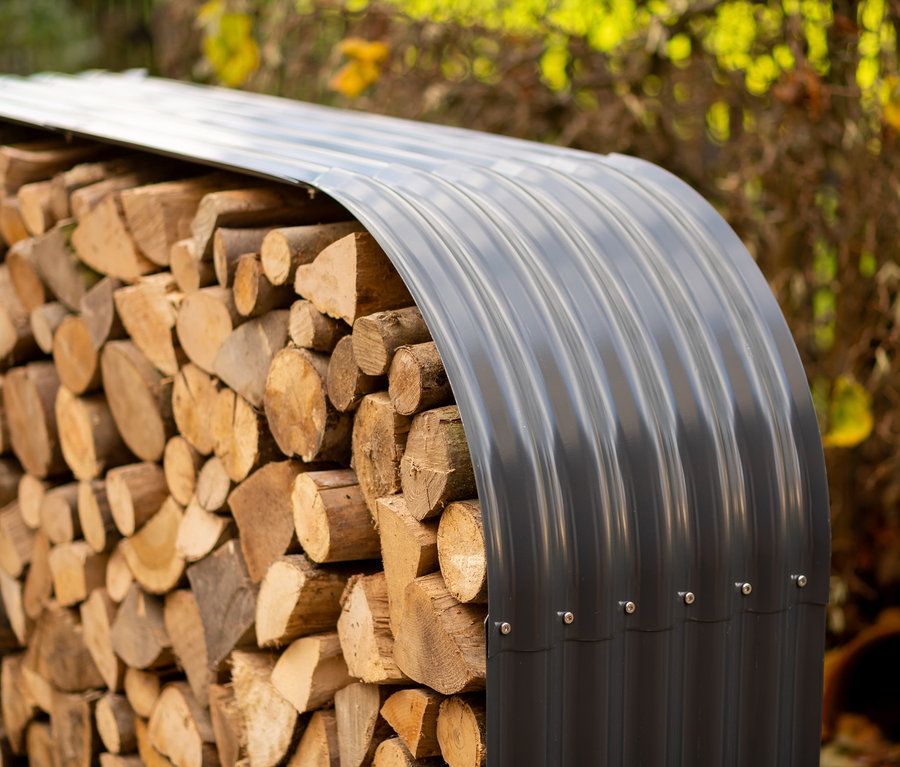 Ein Kaminholzregal gefüllt mit Holz.