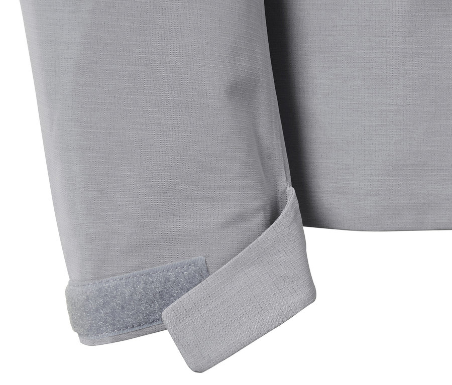 Detailansicht einer grauen Funktions-Outdoorjacke mit Klettverschluss am Ärmel.