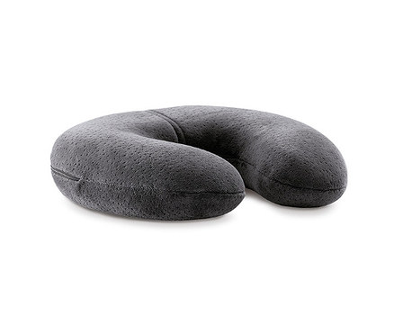 Ein graues TEMPUR® Transitkissen auf einem weißen Hintergrund.