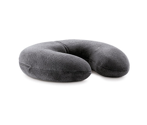 Ein graues TEMPUR® Transitkissen auf einem weißen Hintergrund.