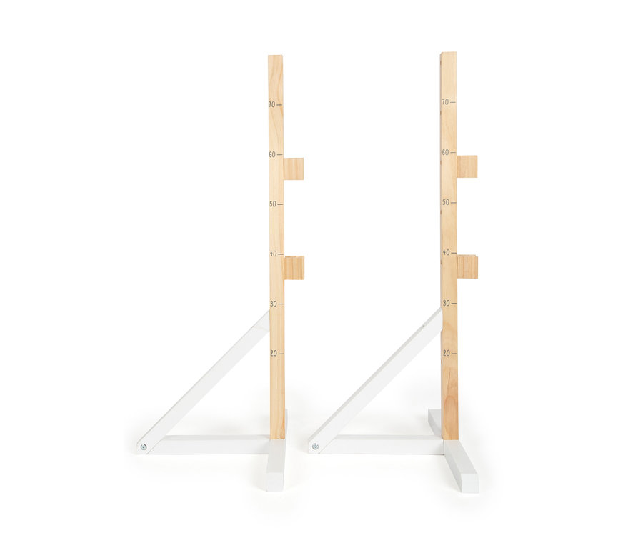 Zwei small foot Hindernisse aus Holz mit weißen Stützen auf weißem Hintergrund.