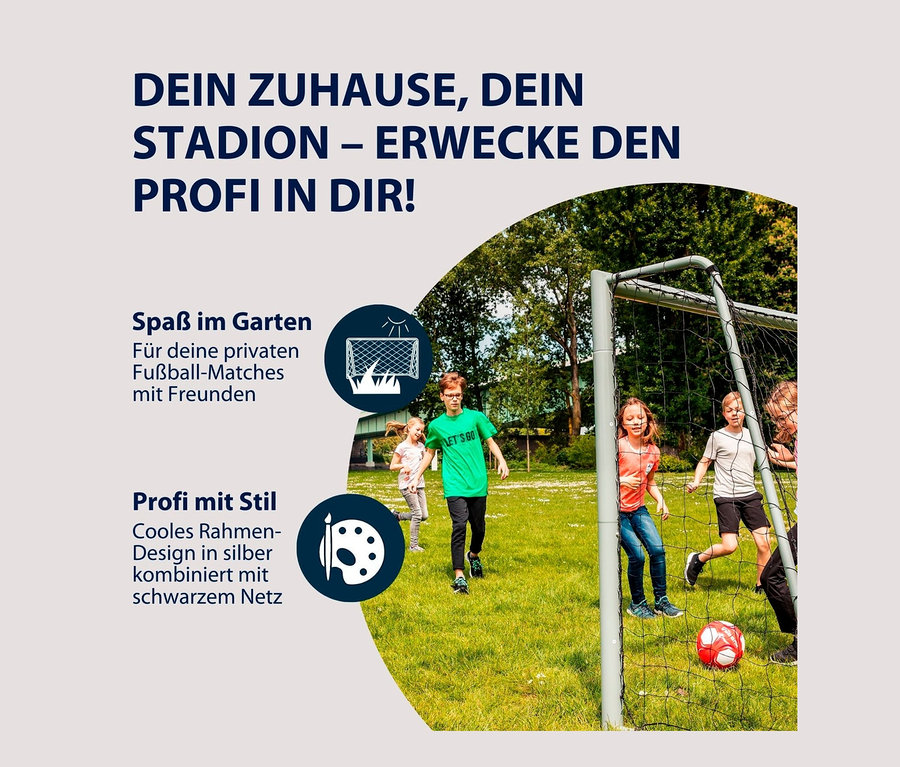 Vier Kinder spielen Fußball auf einer Wiese mit dem HUDORA Fußballtor »Expert 300«.