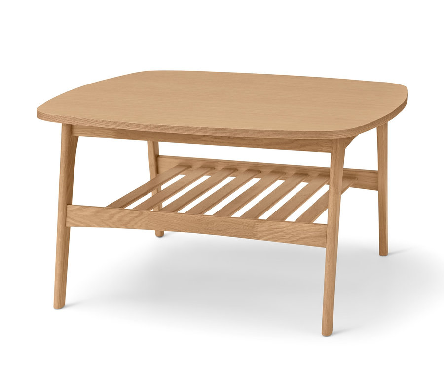 Ein großer Couchtisch aus hellem Holz mit einem Lamellenboden.
