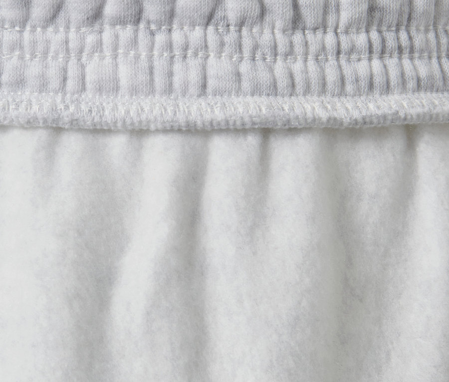 Detailaufnahme einer grau melierten Sweathose.