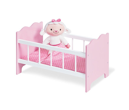 Ein Plüschschaf steht im rosa-weißen Pinolino Puppenbett »Jasmin« mit Herzchen-Kissen und -Decke.