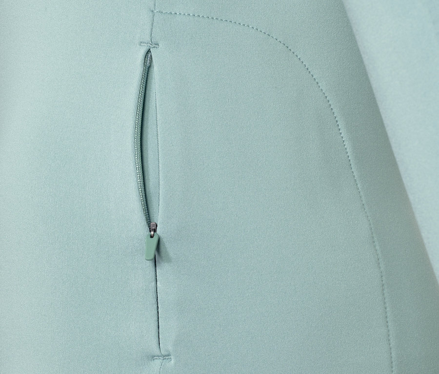 Detailaufnahme eines mintfarbenen Thermo-Funktionsshirts mit Reißverschlusstasche.