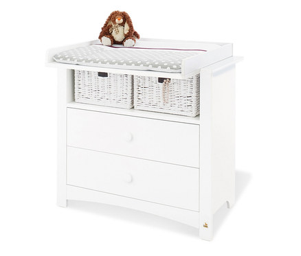 Weiße Pinolino Wickelkommode »Florentina« breit mit zwei Schubladen, zwei Weidenkörben und einem Plüschtier auf der Wickelauflage.