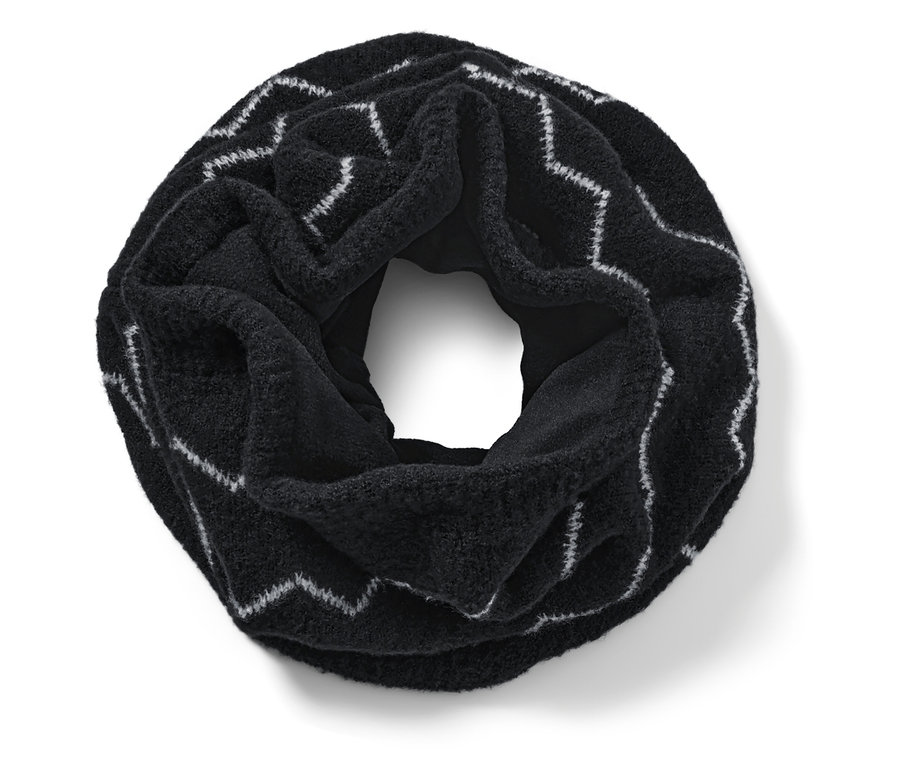 Nahaufnahme eines schwarzen Strick-Loops mit Zickzackmuster.