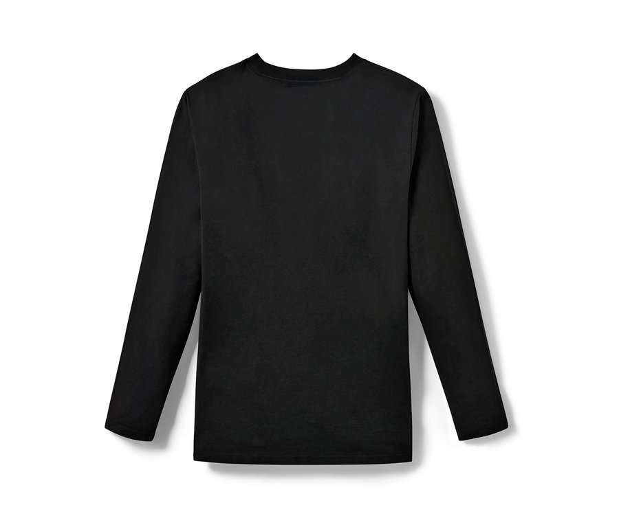 Ein schwarzes Langarmshirt.