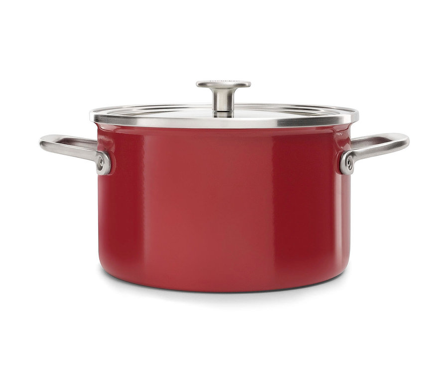 Roter KitchenAid Steel Core Emaille Kochtopf mit Stahldeckel und Griffen.