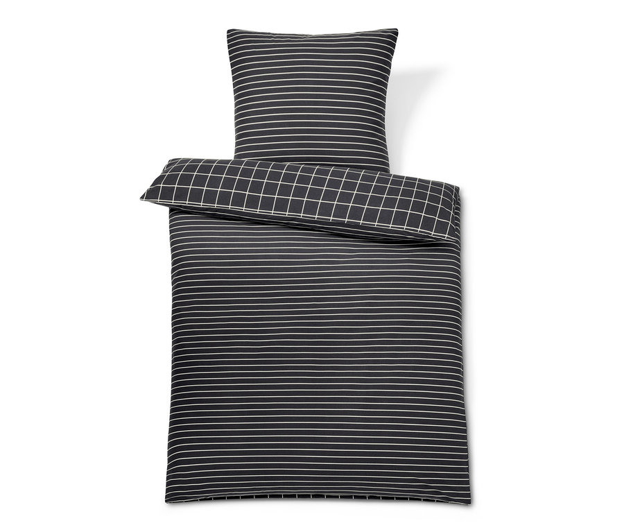 Anthrazitfarbene Biber-Bettwäsche in Normalgröße mit weißen Streifen und kariertem Kissen.