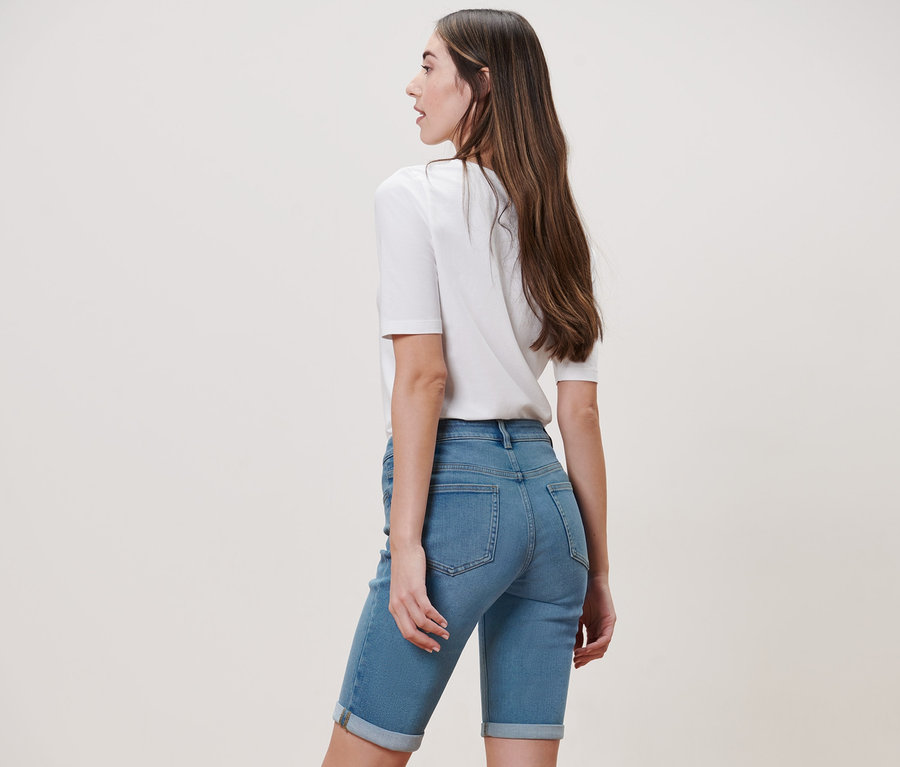 Frau von hinten trägt eine Bermuda Jeans – Fit »Lea« und ein weißes T-Shirt.