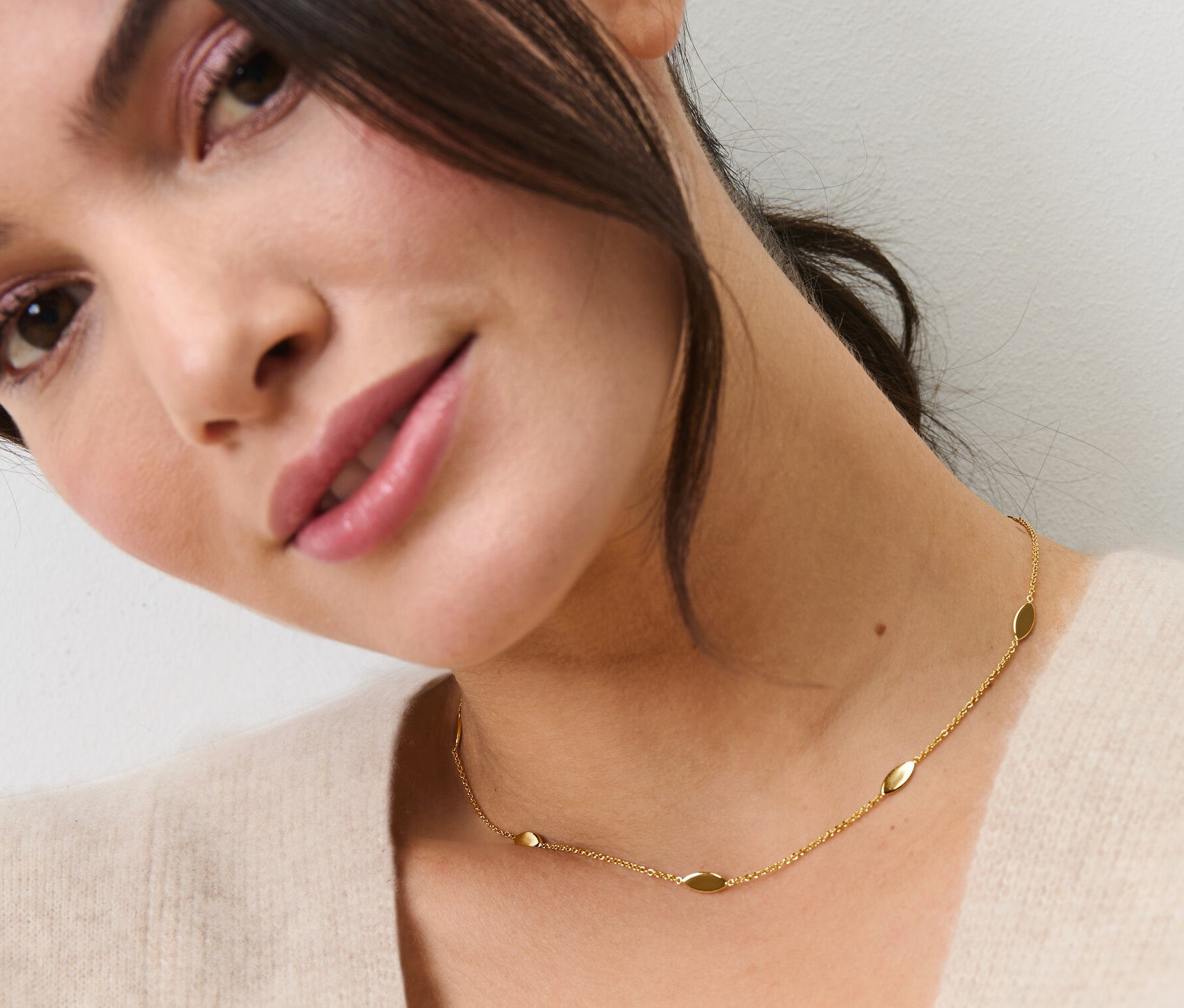 Frau trägt eine Kette mit Navettes.