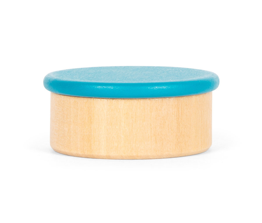 Detail eines hölzernen Spielpucks mit blauer Oberfläche. small foot Hör- und Fühl-Memo »Sensory«