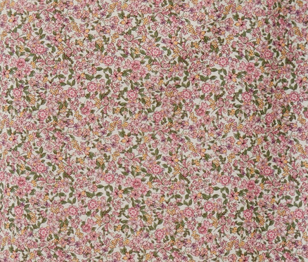 Detailaufnahme einer floralen Bluse.