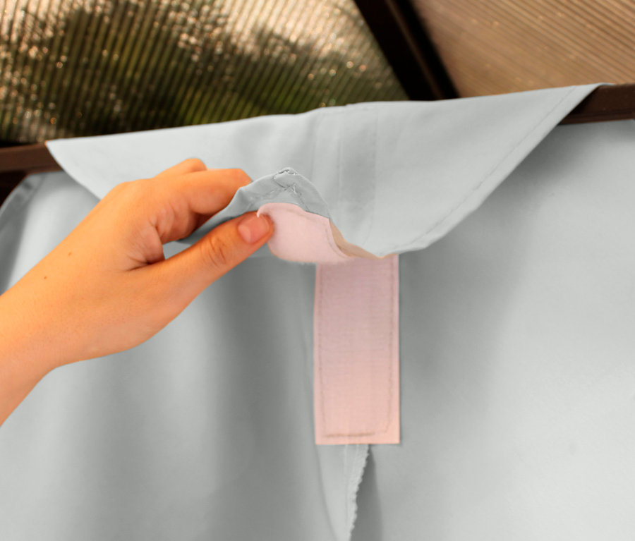 Eine Hand befestigt einen hellgrauen Profi-Pavillon, 300 x 365 cm, mit Klettverschluss.