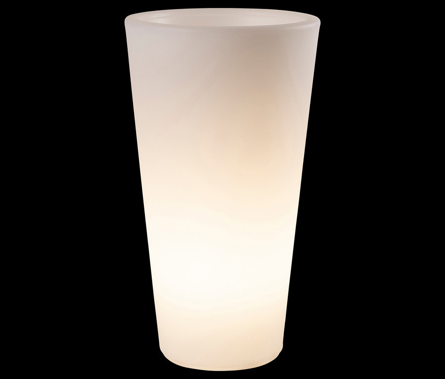 LED-Pflanzentopf von 8 seasons design, 70 cm hoch, leuchtet auf schwarzem Hintergrund.