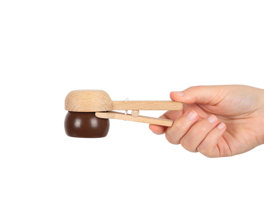 Eine Hand hält ein Holzspielzeug small foot Eistheke »fresh«.