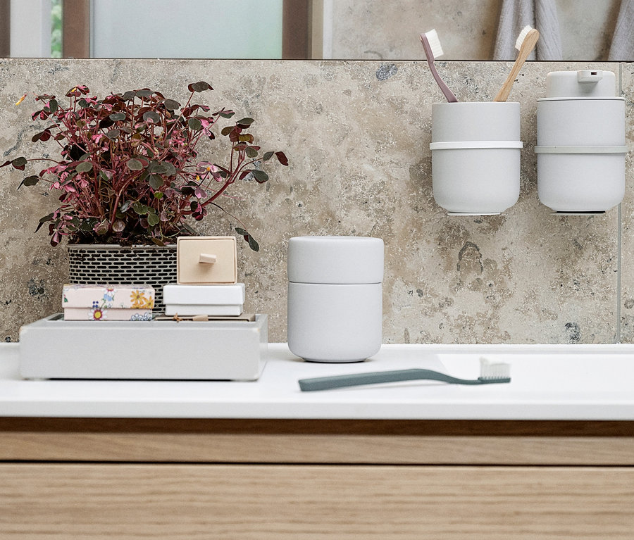 Badezimmer mit Pflanze, Zahnbürsten und hellgrauer ZONE DENMARK Aufbewahrungsdose »Ume«.