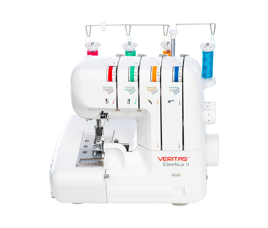 Nahaufnahme einer Overlock-Nähmaschine »ELASTICA II«.