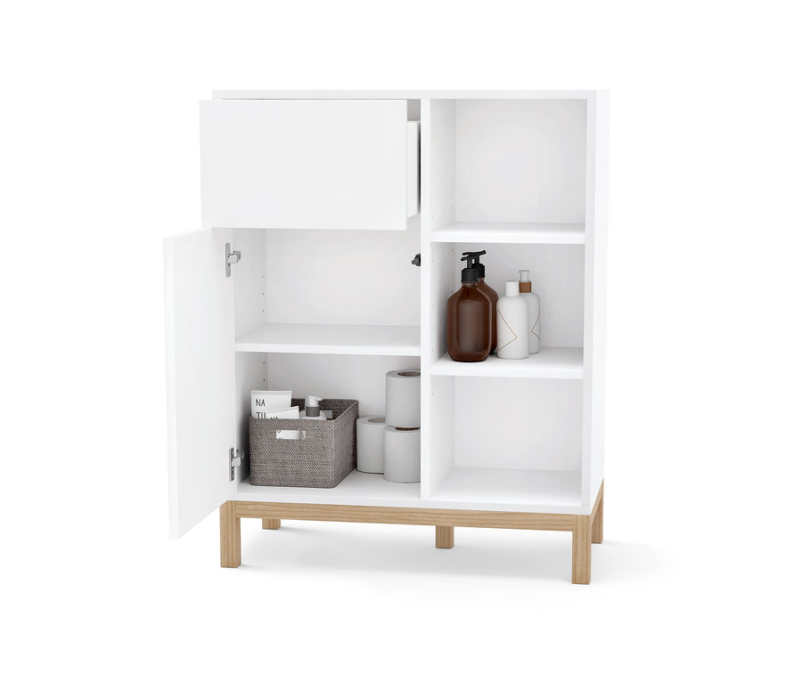 Offener Badezimmer-Sideboard mit Korb und Toilettenpapier.