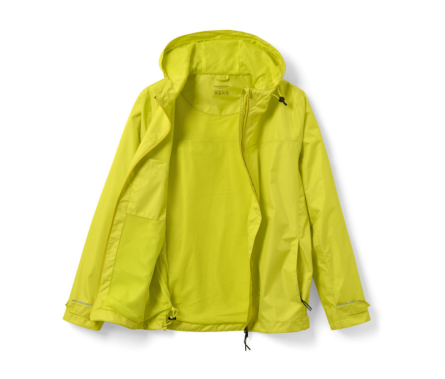 Gelbe Regenjacke offen auf weißem Hintergrund.