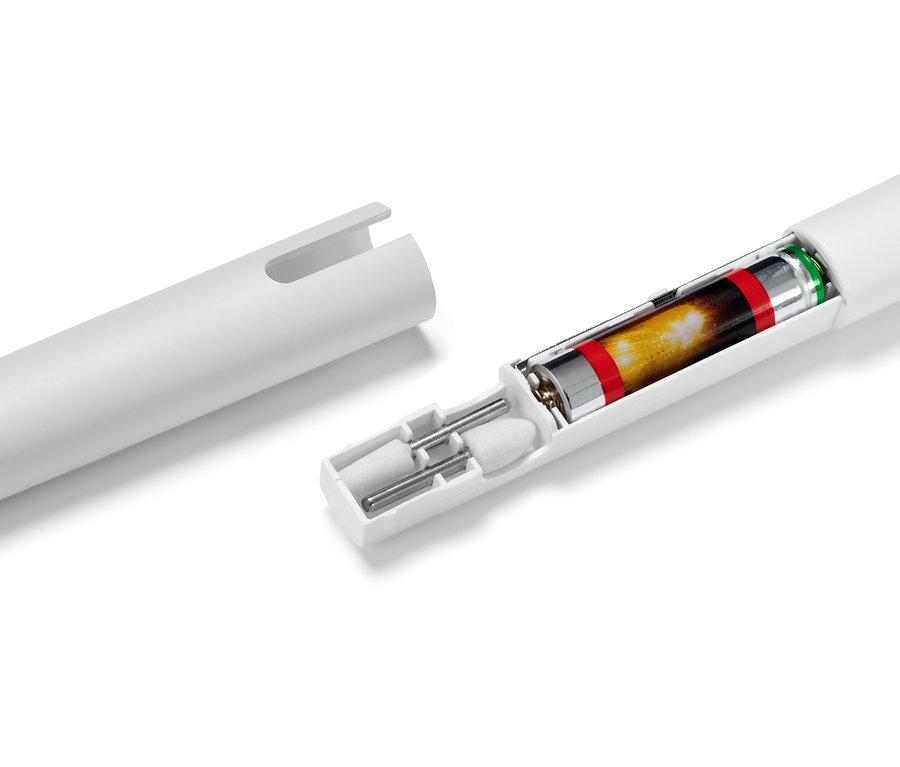 Ein teilweise zerlegtes, weißes Maniküre-und-Pediküre-Gerät mit einer Batterie im Inneren.