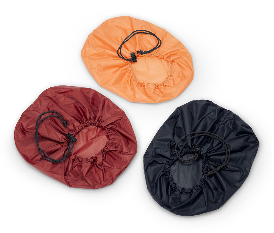 Drei Packsäcke in Orange, Weinrot und Dunkelblau mit Kordelzug.